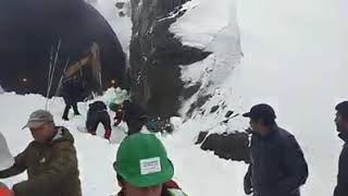 Manali (rohtang tunnel )accident  under the ice  army life saved