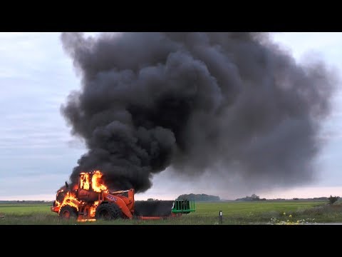 [16.05.2019] Shovel volledig uitgebrand, brandweer moeite met blussen Trekwei Sibrandahûs 3