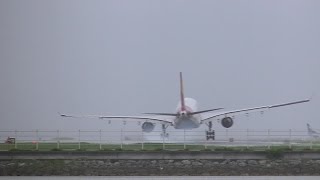 preview picture of video '台風8号接近による強い横風で着陸する香港航空のA330'