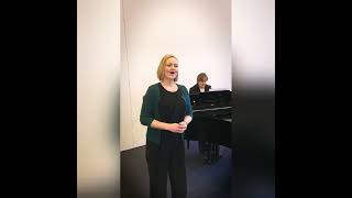 Trauersängerin Melanie Casni (Raum Stuttgart) singt 'Meine Hoffnung meine Freude' in Begleitung mit Pianistin Andrea vin Brandenstein