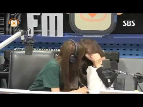 Yerin shocking kiss to Eunha in the 160817 GFRIEND여자친구 Yerin예린 Eunha은하 Young Street 영스트리트 mp4