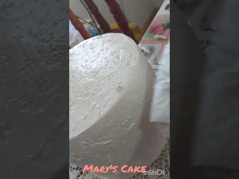 Decoración de pastel blanco y dorado. Mary's Cake