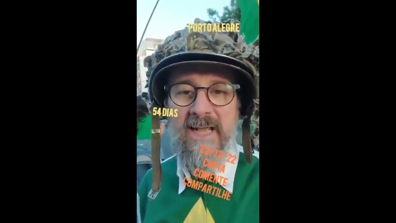 Watch Now Golpista com capacete alegórico orgulha-se de estar há 54 dias na porta de um quartel Golpista com capacete alegórico orgulha-se de estar há 54 dias na porta de um quartel