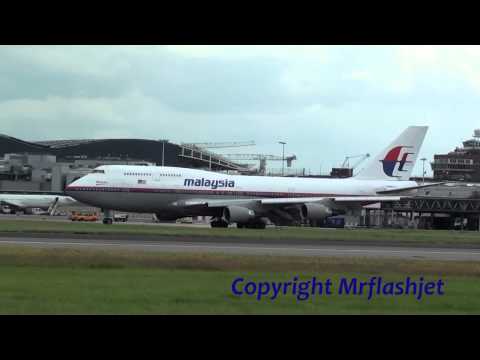 Malaysia Airlines 747-400 and the Powder Puff Landing at heathrow Airport