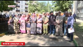 Рамзан Кадыров вручил ключи от квартир 44 семьям в посёлке Алды