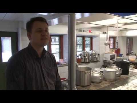 Søren Fiil viser rundt på Hvidsten Kro