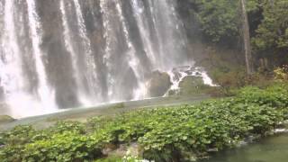 preview picture of video 'Naked Eye Travel - Plitvice Lakes: Crossing under the waterfall on the flooded walkway'