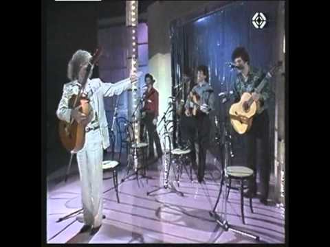 Manitas de Plata dancing with his tribute...