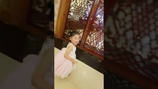 Em theo chị đi dự lễ tổng kết năm học 2