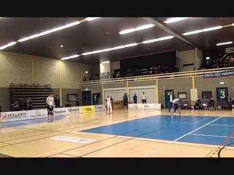 Serverende Daan van Haarlem  tijdens bekerwedstrijd Orion tegen SSS Barneveld 22-1-2013