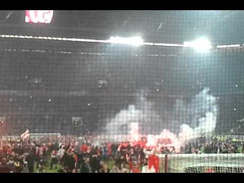 Verfr�hter Platzsturm von Fortuna Fan - Relegation