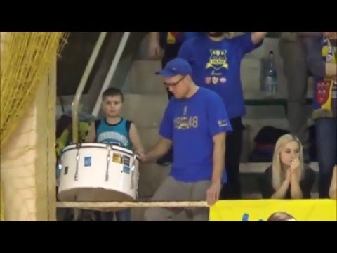 Młody bębniarz Stali Nysa podczas meczu z Victorią Wałbrzych