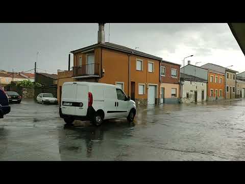 Una fuerte tromba de agua inunda garajes en Vitigudino