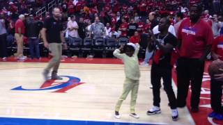 Kevin hart and his kid at the Clippers game video