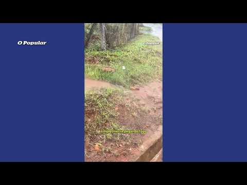 Água termal brotando no meio da rua impressiona moradora de Caldas Novas