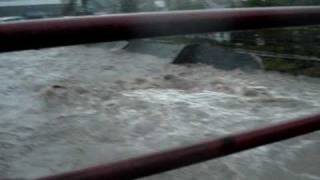 preview picture of video 'Povodně Jablunkov, Návsí 17. 5.  2010 - část 2.'