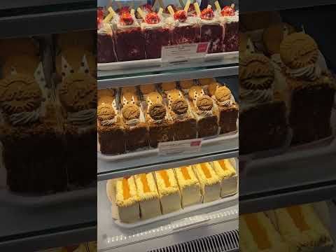 choosing 🎂 cake not sure  which to pick. so many choices😋