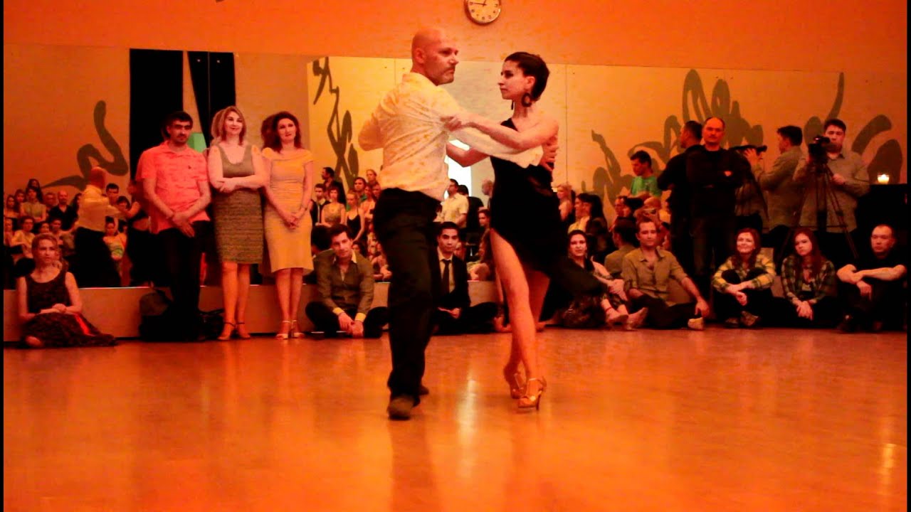 Alberto Colombo y Mariela Sametband dance in milonga-solidaria 3
