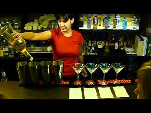 Havanna Café koktélshow, Zsuzsi e koktélkirálynő