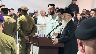 ״עם ישראל הגיע כי מרגיש איתכם משפחה״ דברים בהלווית החייל שמואל הררי הי״ד מפי הרב שמואל אליהו שליט״א (הרב שמואל אליהו) - התמונה מוצגת ישירות מתוך אתר האינטרנט יוטיוב. זכויות היוצרים בתמונה שייכות ליוצרה. קישור קרדיט למקור התוכן נמצא בתוך דף הסרטון