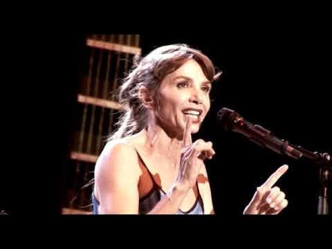 Victoria Abril chante "Les amoureux des bancs publics"