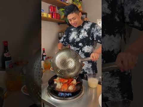 BEST SINGAPORE CHILLI CRAB IS IN MALAYSIA #SHORTS #WOK