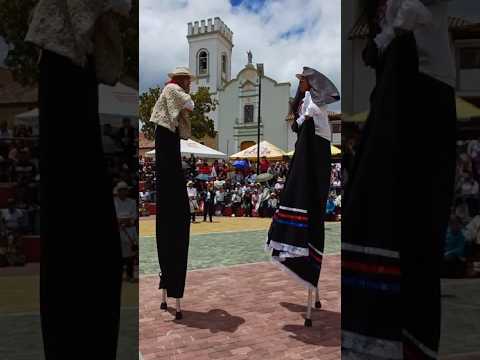 💃Bailando la Guabina Chiquinquireña en zancos 👏🎸