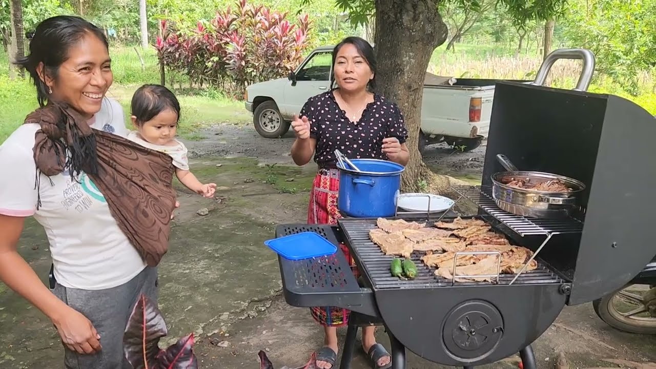 Almuerzo en familia/Dicen que no compartimos con nuestra hermana. 