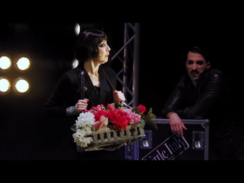 Stanno sparando sulla nostra canzone, Veronica Pivetti arriva in Sicilia