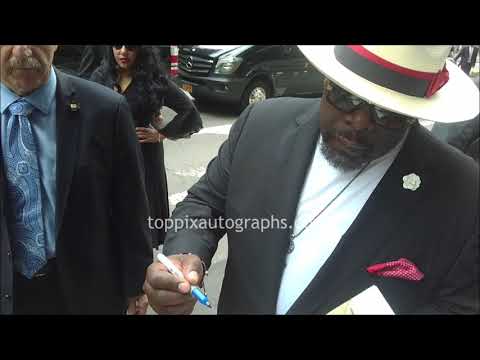 Cedric the Entertainer & Enrique Murciano sign autographs for TopPix