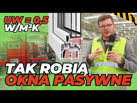 Inżynier oprowadza po fabryce okien pasywnych w Mrągowie