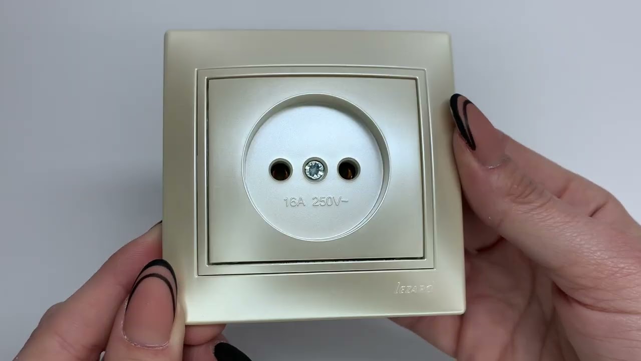 Розетка одинарная без заземления MIRA жемчужно-белый перламутр со вставкой 701-3030-121