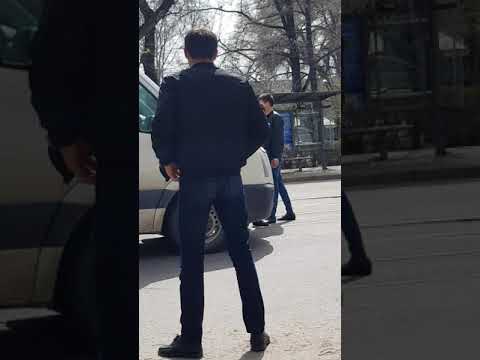 Неадекват бил и ломал автомобили в Алма-Аты