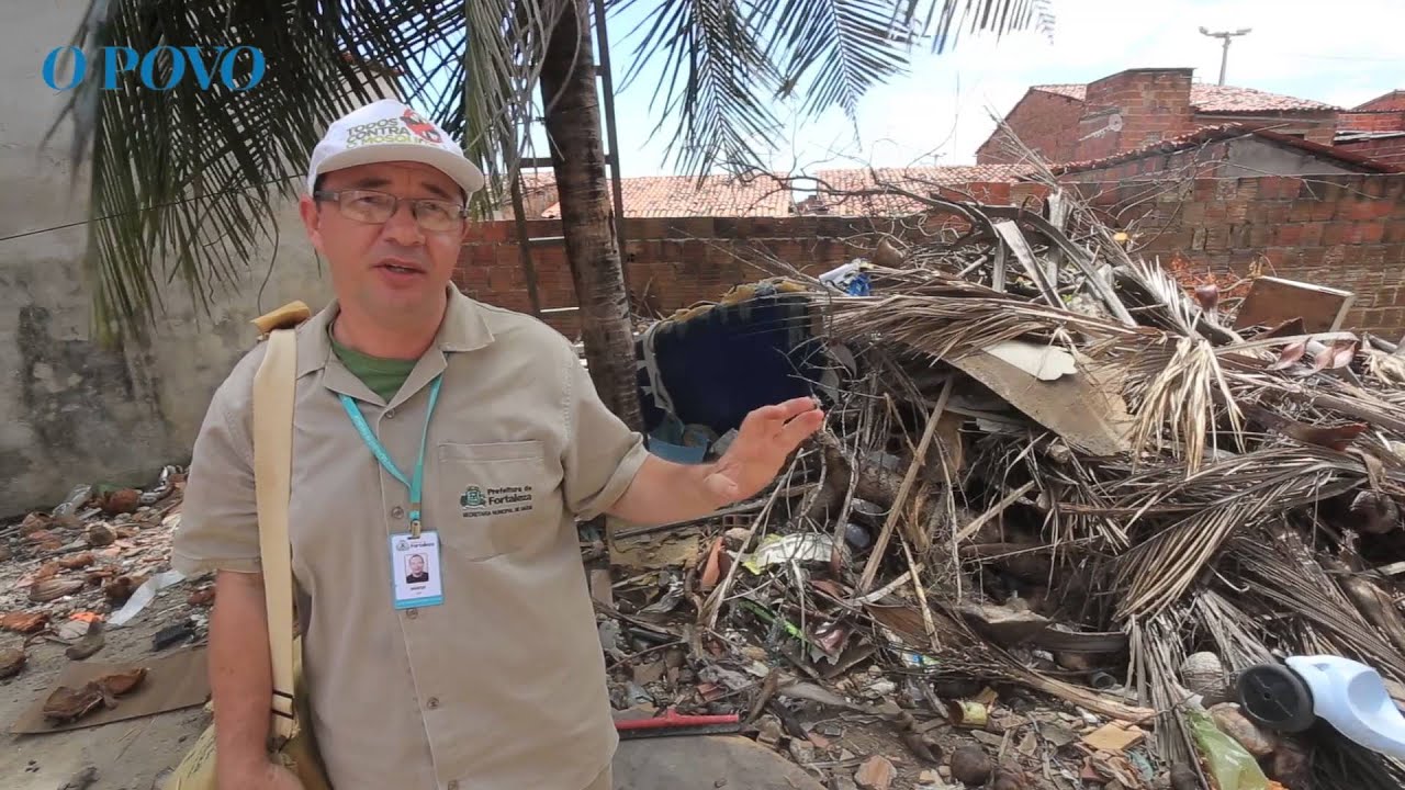 Visita de agente de endemias na busca por focos do Aedes aegypti