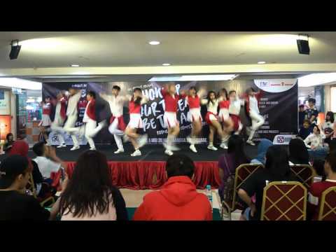 01052016 at Mangga Dua Square|| COSMOS Cover Dance Cosmic Girl (MoMoMo)