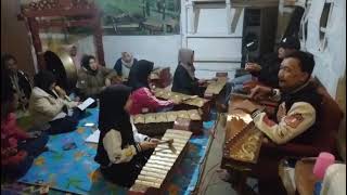 Download lagu Degung Mustika Kencana. Duriat manjang haleuang teh Dede sareng uwa Gina  #Saung Panglawungan# BNR mp3