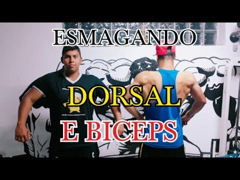Esmagando dorsal e biceps
