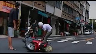 【車禍影片】三寶闖燈擊落阿嬤！（2024.07.23 彰化縣彰化市自強南路