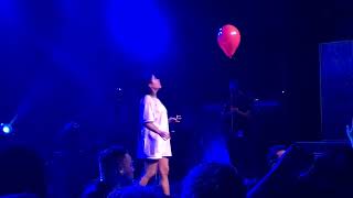 Jessie Reyez performs &quot;Blue Ribbon,&quot; crowd surfs in Vancouver