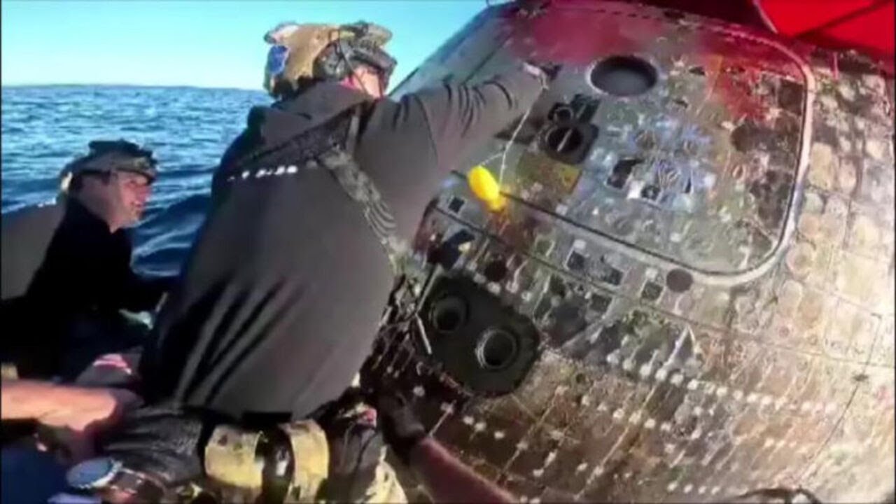 L'apertura della capsula e l'applauso per gli astronauti dopo l'ammaraggio di Artemis II