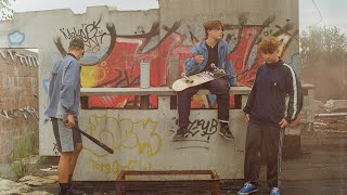Kadr z teledysku chłopcy z placu broni tekst piosenki Kartky