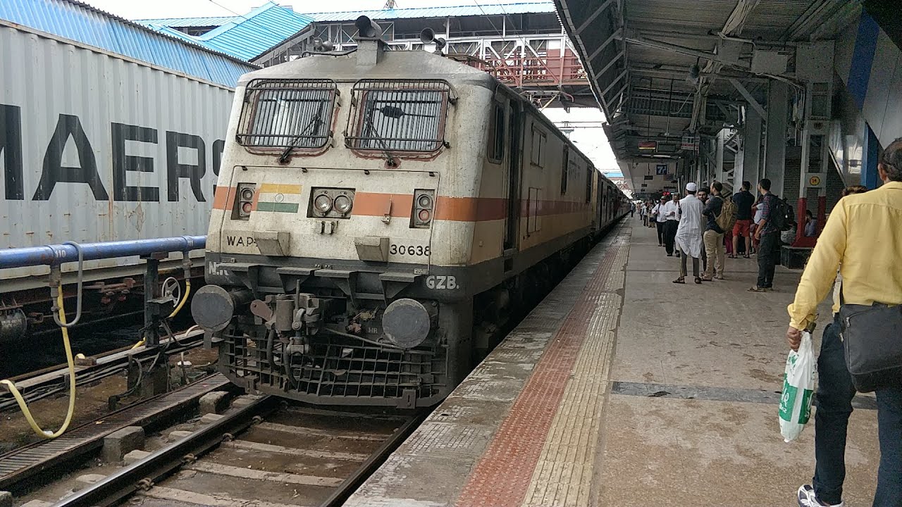 12472 Swaraj Express Entering Vadodara Junction Railway Station : Indian Railways