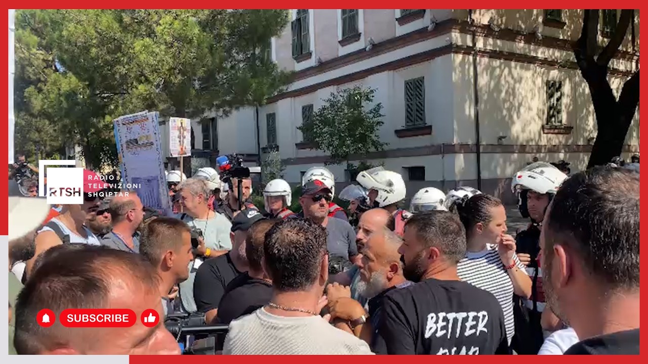 Tensione në protestë, qytetarët godasin policinë me vezë, shoqërohet një prej protestuesve