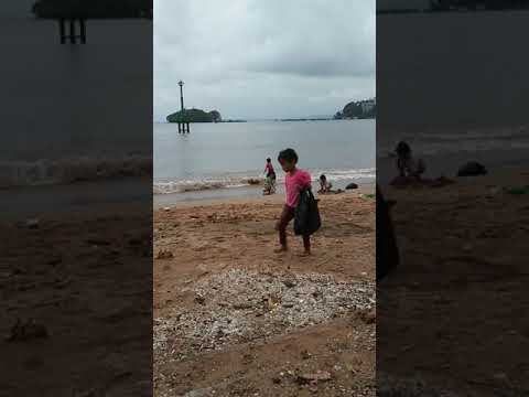 Isi liburan di pantai tengah kota Jayapura