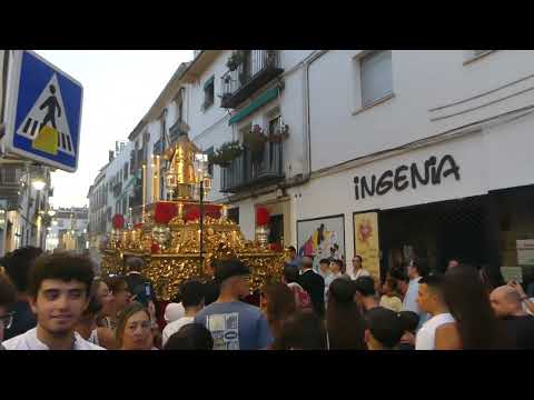 San Lorenzo Mártir recorre las calles de su barrio al que da nombre en una emotiva procesión