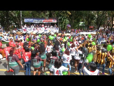 Desfile de abertura da 25 ª Copa PJF Bahamas de Futebol movimenta a Rio Branco