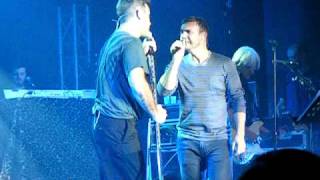 Robbie Williams &amp; Gary Barlow - SHAME live, Paris / 10.10.2010