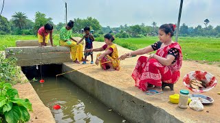 Download lagu Unique Hook Fishing in canal🎣🎣|| Two Village cute lady fishing in road side tunnel catch fish mp3