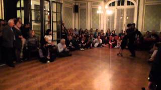 Jimena Hoeffner y Fernando Carrasco bailan en la Milonga Solidaria JugarxJugar