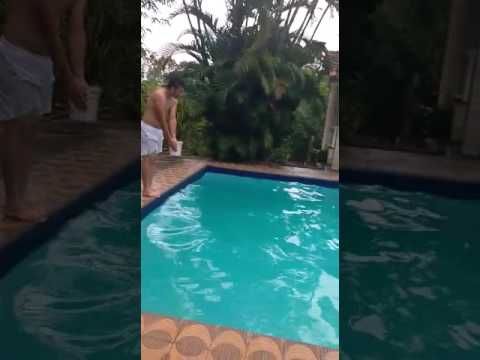 Pulo na piscina de barriga